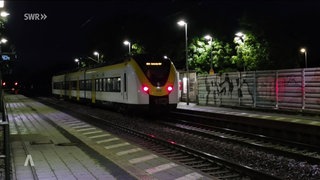 Bahnmitarbeiter stürzt aus fahrendem Zug