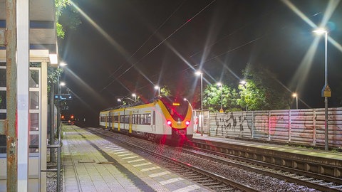 Ein Zug steht nach einem Notfall am Bahnof in Ettlingen-Bruchhausen. Kurz vor dem Bahnhof ist ein Sicherheitsmitarbeiter der Deutschen Bahn bei einer gewaltsamen Auseinandersetzung aus einem fahrenden Zug gestürzt und lebensgefährlich verletzt worden. Zu dem Streit war es am Freitagabend während einer Ticket-Kontrolle auf der Strecke von Offenburg nach Karlsruhe gekommen.