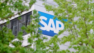 Das Logo des Softwarekonzerns SAP ist am Hauptgebäude des Unternehmens angebracht. 