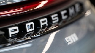 Blick auf das Heck eines Porsche 911 Sportwagen in einem Lichttunnel in der Produktion der Porsche AG im Stammwerk in Zuffenhausen.