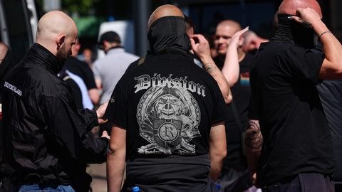 Extremisten auf einer Demo. (Symbolbild)