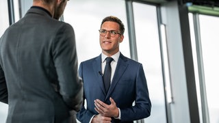 SWR Aktuell-Moderator Georg Bruder im Sommerinterview mit dem baden-württembergischen Innenminister und Vize-Ministerpräsidenten Manuel Hagel (CDU).