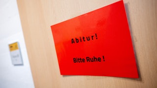 Ein Schild mit der Aufschrift "Abitur! Bitte Ruhe!" hängt während der schriftlichen Abiturprüfungen an einer Tür.