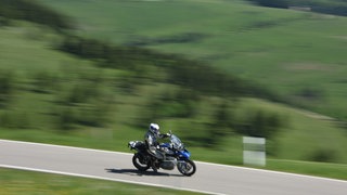 Ein Motorradfahrer im Schwarzwald (Symbolbild)