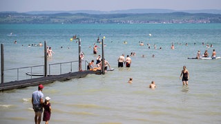 Menschen kühlen sich am Sonntag, dem 28. Juni, im Bodensee ab.