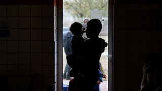 Symbolbild: Für manche Überlebende bedeutet Deutschland einen Neuanfang - andere leben weiterhin mit der Sorge vor Abschiebung.