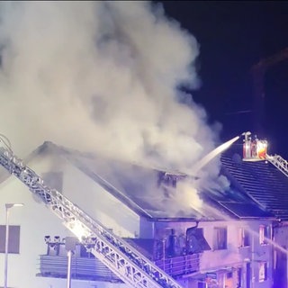Löscharbeiten bei einem Brand in Zell am Hamersbach.