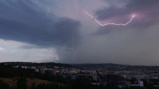 Blitze sind bei einem Unwetter über Stuttgart zu sehen. Am Dienstagnachmittag ist mit Unwettern in Baden-Württemberg zu rechnen.