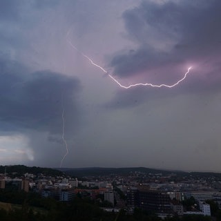 Blitze sind bei einem Unwetter über Stuttgart zu sehen. Am Dienstagnachmittag ist mit Unwettern in Baden-Württemberg zu rechnen.