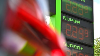 Eine digitale Preisanzeige an einer Tankstelle zeigt Kraftstoffpreise