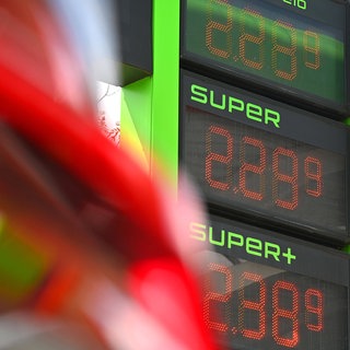 Eine digitale Preisanzeige an einer Tankstelle zeigt Kraftstoffpreise