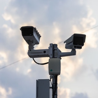 Zur schnelleren Fahndung von Terrorverdächtigen will das Innenministerium das Polizeigesetz ändern. So soll eine KI-gestützte Gesichtserkennung möglich werden.