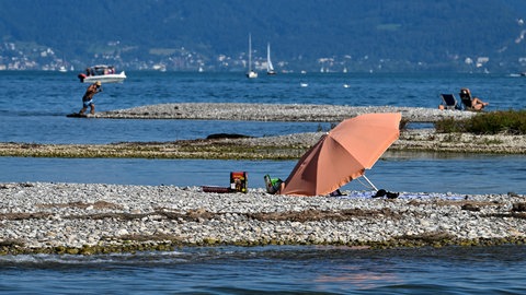Durch das Niedrigwasser des Bodensees sind vor Langenargen mehrere frei liegende und gut sichtbare Landzungen und Kiesbänke entstanden. 