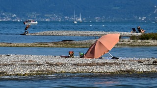 Durch das Niedrigwasser des Bodensees sind vor Langenargen mehrere frei liegende und gut sichtbare Landzungen und Kiesbänke entstanden. 