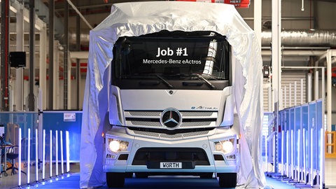 Im Mercedes-Benz Lkw Werk der Daimler Truck AG wird symbolisch ein eActros enthüllt. 