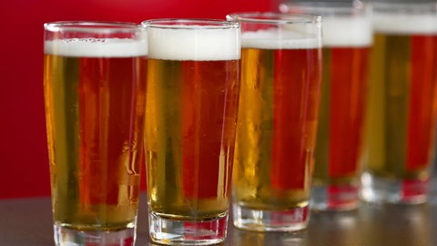 Biergläser stehen auf einem Tresen (Symbolbild) Am 7.8.26 ist internationaler Biertag. 