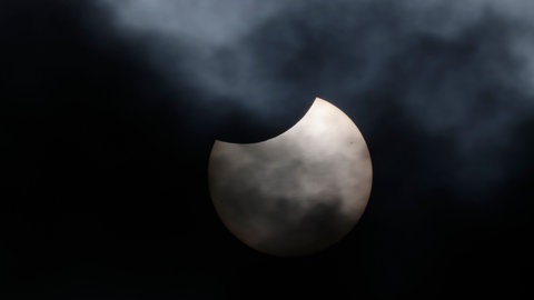 Der Mond verdeckt Teile der Sonne. Eine partielle Sonnenfinsternis ist zu sehen.