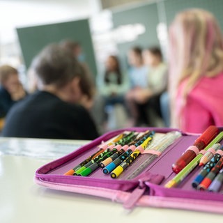 Kinder sitzen im Unterricht: An Grundschulen ist die Zahl der Stellen für Sozialarbeit besonders gestiegen.