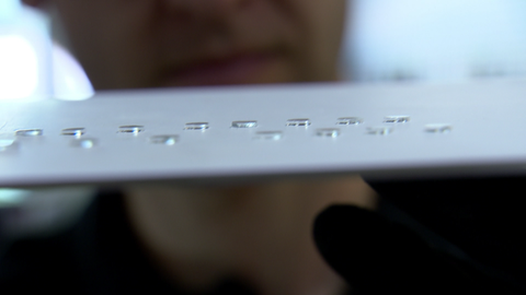 Diese kleinen runden Teile auf einer Metallscheibe sind Linsen. Die Freiburger Firma Glassomer stellt besonderes Glas her. Laut eigener Aussage weltweit einmalig.