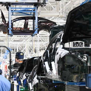 Karrosserien für Mercedes-Benz Fahrzeuge der Luxusklasse werden im Werk Sindelfingen in der Factory 65 am Band transportiert.