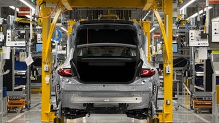 Ein Auto durchläuft eine Montagelinie in einer Fabrik. Unternehmen wie Mercedes-Benz und Stihl fordern eine 40-Stunden-Woche in der Industrie bei gleichem Lohn. Das ist eine Arbeitszeiteröhung um fünf Stunden. (Symbolfoto)