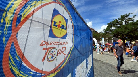 Das Logo von Lidl ist bei der Deutschland Tour überall zu sehen