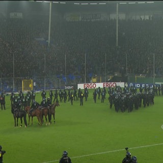 Polizisten mit Pferden auf dem Platz beim Derby von Mannheim und Kaiserslautern