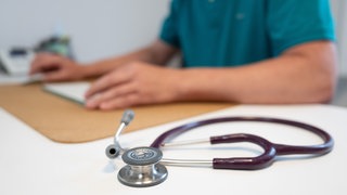Ab Januar 2027 will der Bund die gesetzliche Krankenversicherung reformieren. Ärzte in Baden-Württemberg befürchten negative Folgen für die Menschen im Land (Symbolbild).