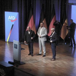 Politiker auf einer Bühne