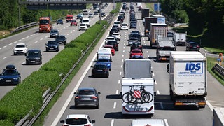 Autos, Wohnmobile und Lastwagen fahren im dichten, zähfließenden Verkehr auf der Autobahn 81 (Symbolbild).
