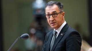 Cem Özdemir hält in einer Sitzung des Bundesrats eine Rede. Nach eigenen Aussagen versucht der Ministerpräsident Baden-Württembergs dort regelmäßig, eine Mehrheit für ein AfD-Verbotsverfahren zu erreichen.