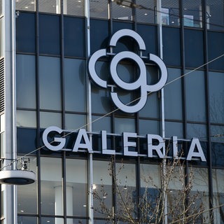 Blick auf das Logo an der Fassade von Galeria Karstadt Kaufhof in der Innenstadt.