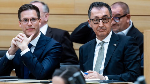 Der Innenminister von Baden-Württemberg, Manuel Hagel (CDU) sitzt links neben.Baden-Württembergs Ministerpräsident Cem Özdemir (Grüne)