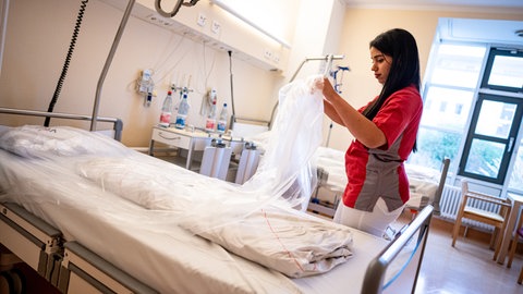 Teyssir Ben Rejeb, Pflegerin, bereitet im Vivantes Auguste-Viktoria-Klinikum ein Bett für den nächsten Patienten vor. In Baden-Württemberg fehlen immer mehr Fachkräfte, auch aus dem Ausland.