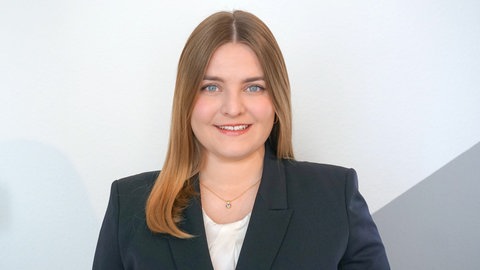 Portrait von Rechtsanwältin Eva Schübelin von der Stuttgarter Kanzlei DIE KÜNDIGUNGSSCHUTZKANZLEI FINK & PARTNER. Die Anwältin berät Beschäftigte in der Automobilbranche zum Thema Abfindungen.