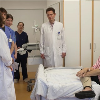 Menschen in einem Behandlungsraum