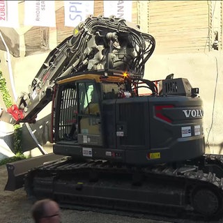Baggger bricht Tunnelbaustelle an