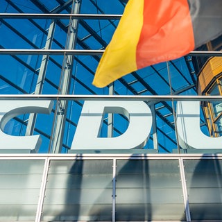 Das CDU-Logo am Konrad-Adenauer-Haus, der CDU-Zentrale.
