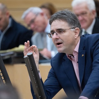 Stefan Fulst-Blei (SPD), Mitglied des Landtags von Baden-Württemberg, spricht während einer Plenarsitzung im Landtag von Baden-Württemberg. 