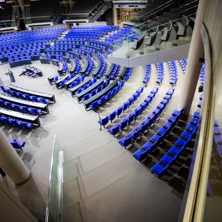 Blick in den leeren Plenarsaal des Bundestages als Symbolbild für aktuelle Umfrage BW-Trend zur Bundestagswahl.