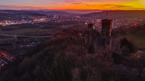 Wandern in BW: Malerisch präsentiert sich die Lörracher Burg Rötteln im Sonnenuntergang.