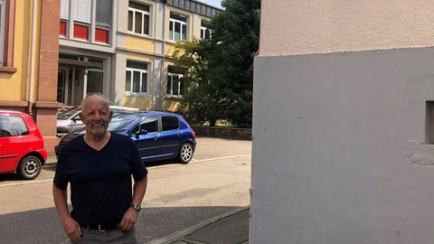 Mann vor Haus - Anwohner Karl Bühler meint: Wer mitten im Dorf wohnt, muss mit Kinder-Lärm zurechtkommen.