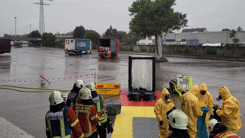 Gefahrgutunfall in Weil am Rhein - ätzende Substanz tropfte aus leck geschlagenem Fass auf einem Lkw Anhänger 