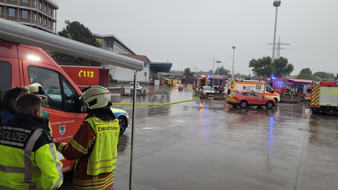 Gefahrgutunfall in Weil am Rhein - Mehr als 60 Einsatzkräfte waren bei der Sicherung des Gefahrguts beteiligt. Darunter auch die Messtrupps der Feuerwehr Rheinfelden und Roche Basel. Eine Gefahr für Mensch und Umwelt bestand laut Feuerwehr nicht. 