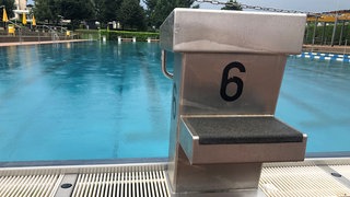 Startblock im Lörracher Freibad: Immer mehr Nichtschwimmer gehen ins Schwimmerbecken.