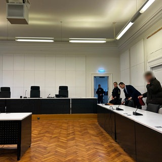 Gerichtssaal im Amtsgericht Freiburg: Auf der Anklagebank ist 23-Jähriger. Er hatte einen einen Fußgänger mit seinem Fahrrad umgefahren.