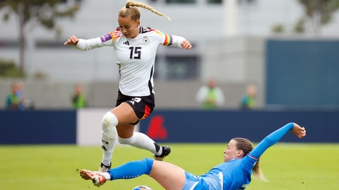 Die Deutsche Fußball-Nationalspielerin Giulia Gwinn im Zweikampf mit der Isländerin Maria Jessen.
