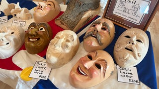 Auch wenn sie heute nicht unterwegs waren: Die Jokili sind bei der Fasnet in Endingen immer dabei, wie hier die selbstgemachten Jokilifiguren für Kinder.