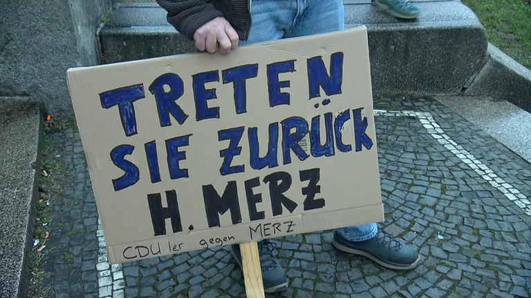 In Freiburg auf dem Platz der Alten Synagoge hat eine große Demo gegen Rechts stattgefunden.