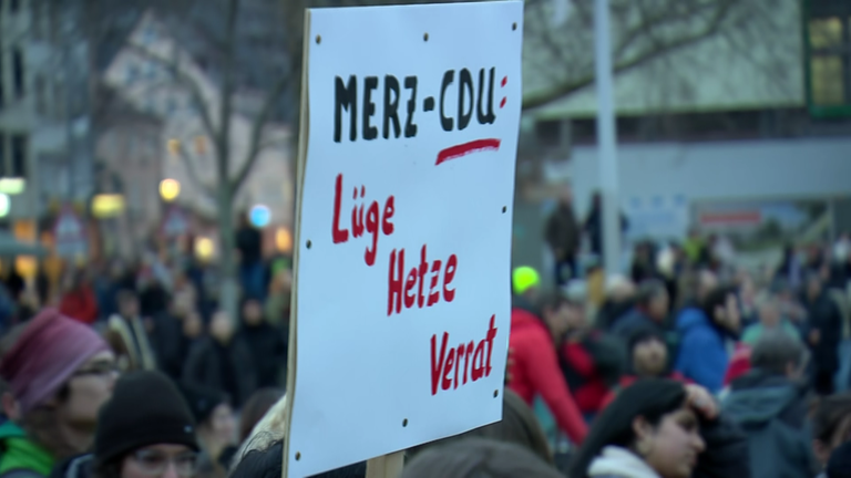 In Freiburg auf dem Platz der Alten Synagoge hat eine große Demo gegen Rechts stattgefunden.